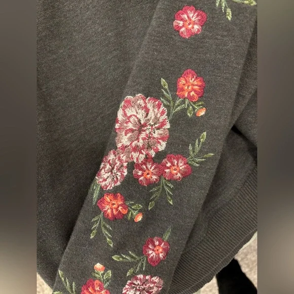 Aeropostale Gray Crewneck With Floral Embroidered Sleeves Womans Size Small - Picture 4 of 6
